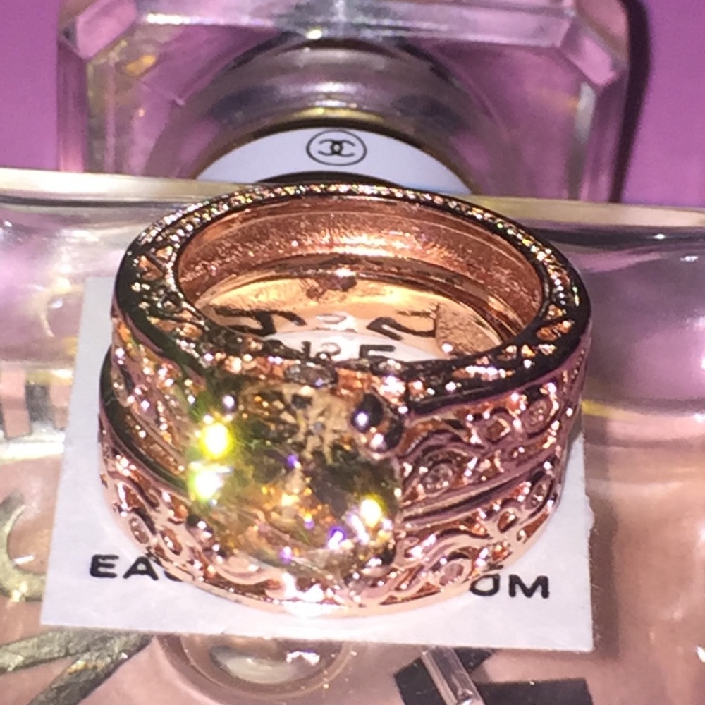 👄👄👄Rings rose colored💍💖 never worn